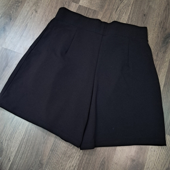 H&M black  Dress Shorts With Gold Buttons Size Medium - Picture 2 of 7